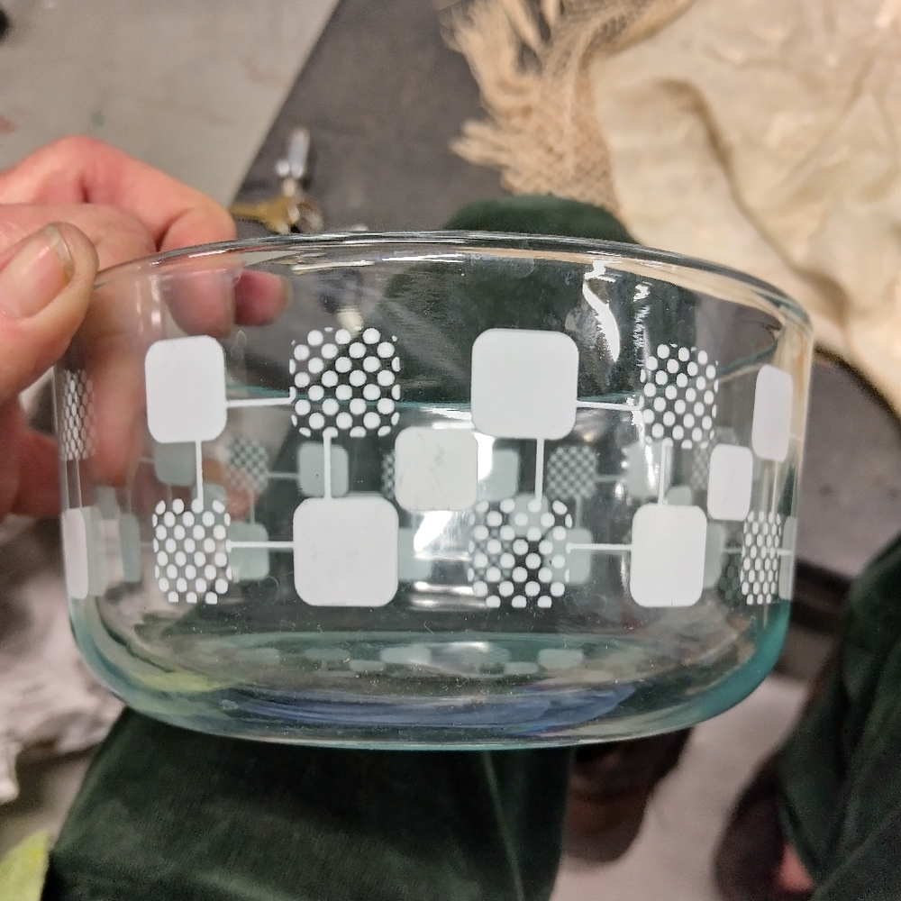Pyrex 7201 square pattern Bowl